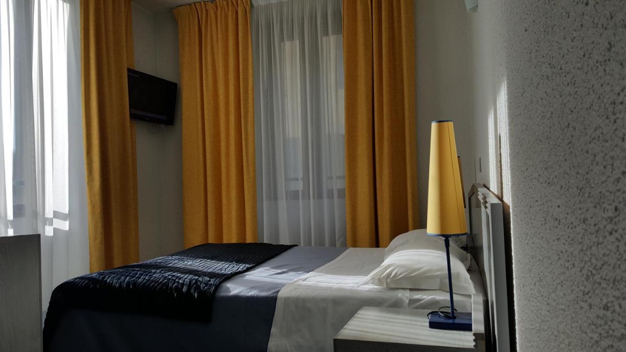 Hotel De Geneve Et Restaurant , Faverges-Seythenex Eksteriør billede